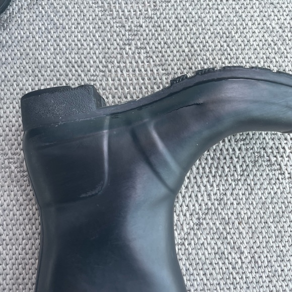US 6 tall Hunter rain boots - Picture 3 of 6